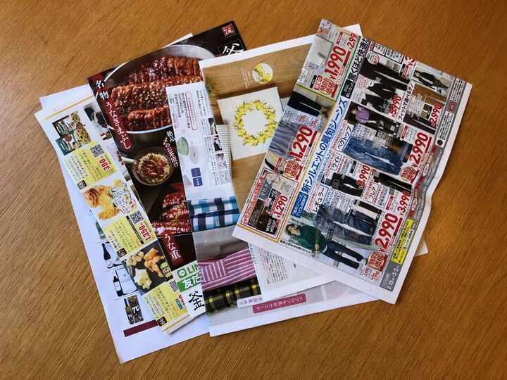 チラシや包装紙、捨てる前にこう使う!片付けや収納に意外にも大活躍♪