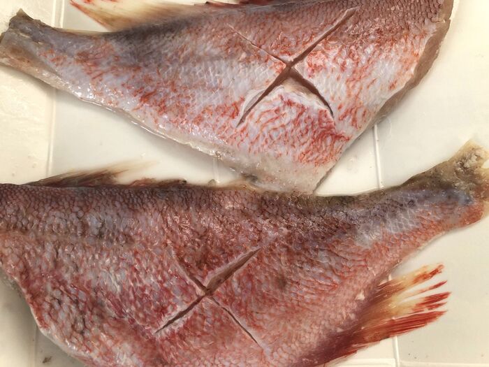 赤魚は水洗いし粕を取り、包丁の背で鱗を取り 隠し包丁を入れます