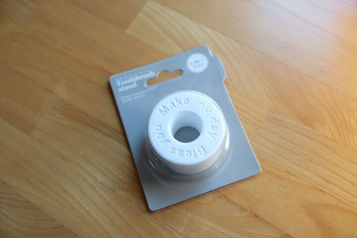 【100均】「歯ブラシスタンド」、こんな使い方もアリ?便利すぎる裏ワザとは?