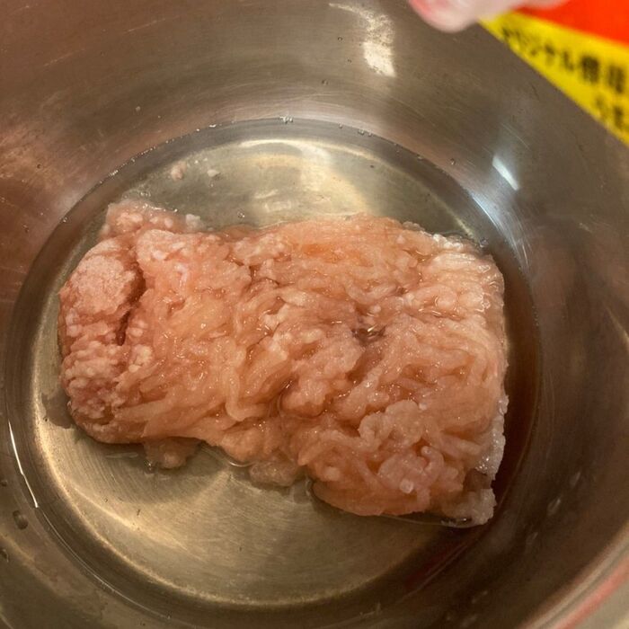 鶏ひき肉を鍋に入れ日本酒を入れて蒸らしながらほぐします