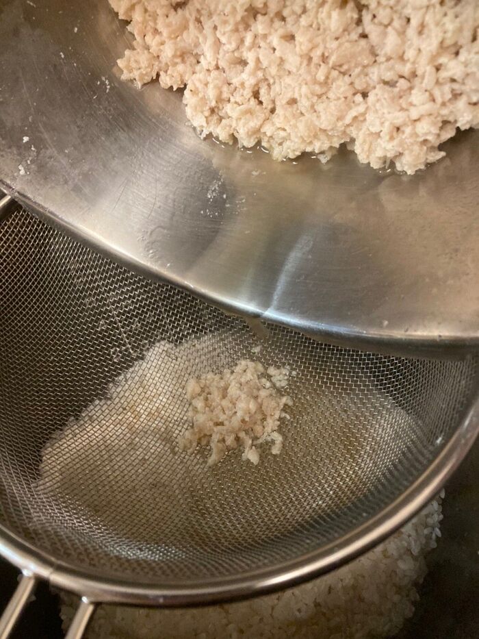 普通に研いだお米の上にザルで受けながら煮汁だけを入れます