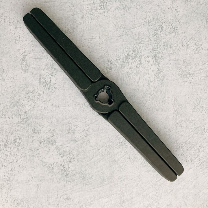 【ダイソー】キッチンで場所を取るアレが大変身!ありそうでなかった黒スティックの正体とは