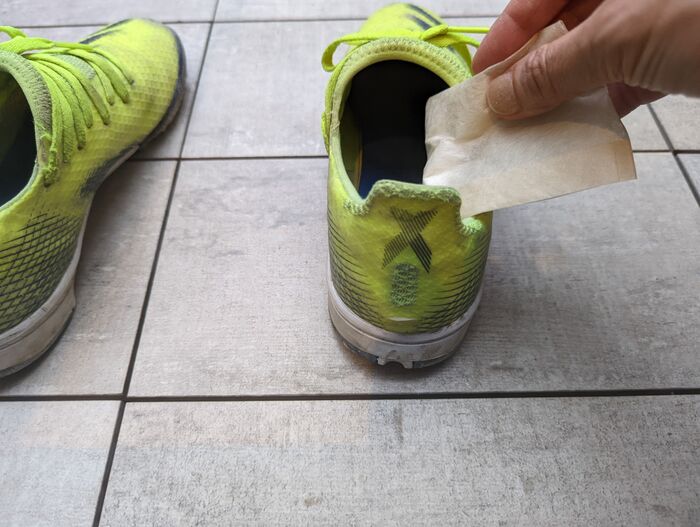 キツめの靴の臭い 家にあるもので消臭するならコレ 効果的な方法がわかった 暮らしニスタ キツめの靴の臭い 家にあるもので消臭するならコレ 効果的な方法がわかった 暮らしニスタ