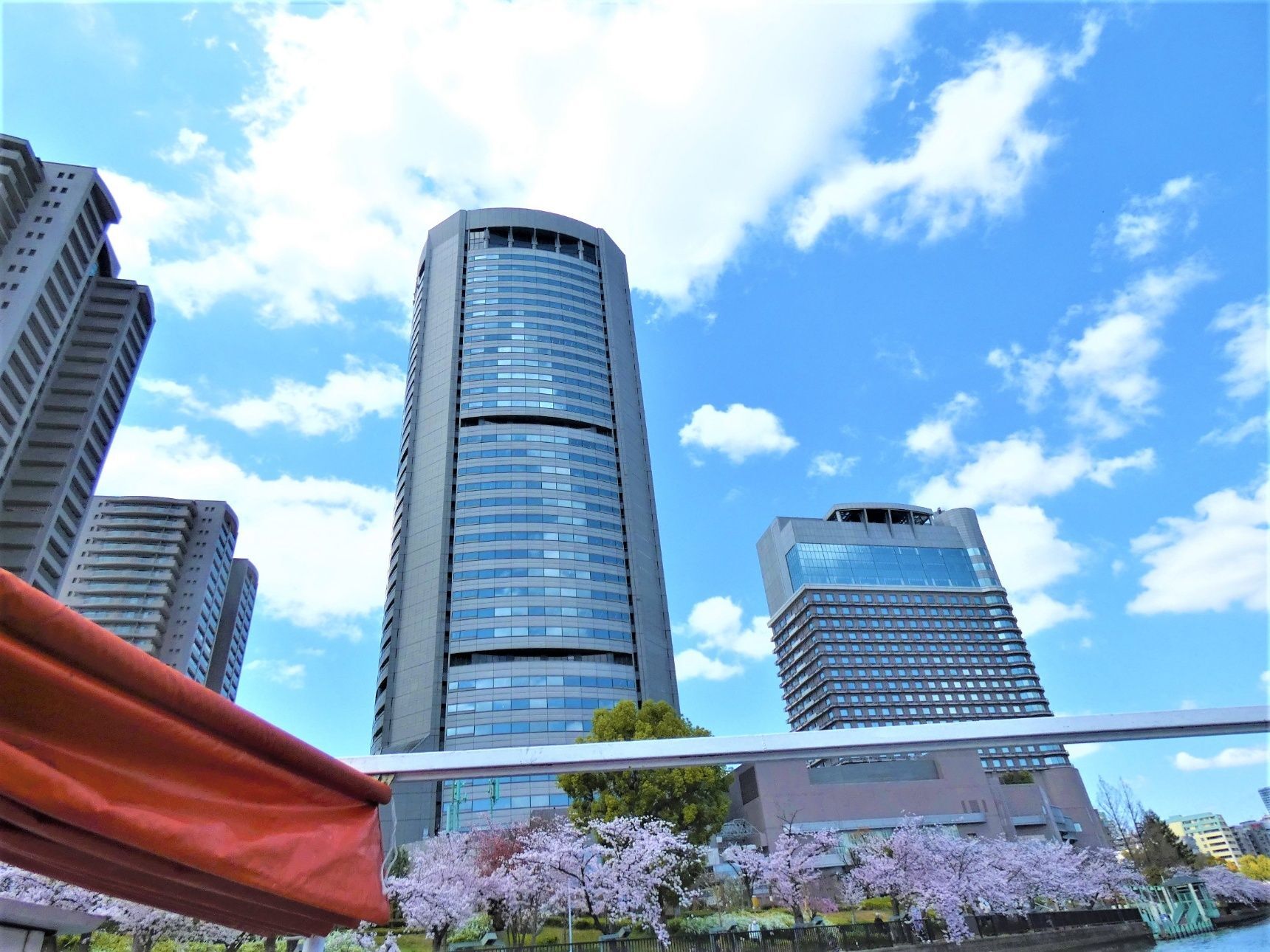 帝国ホテル大阪前にて船は、Uターンをします。