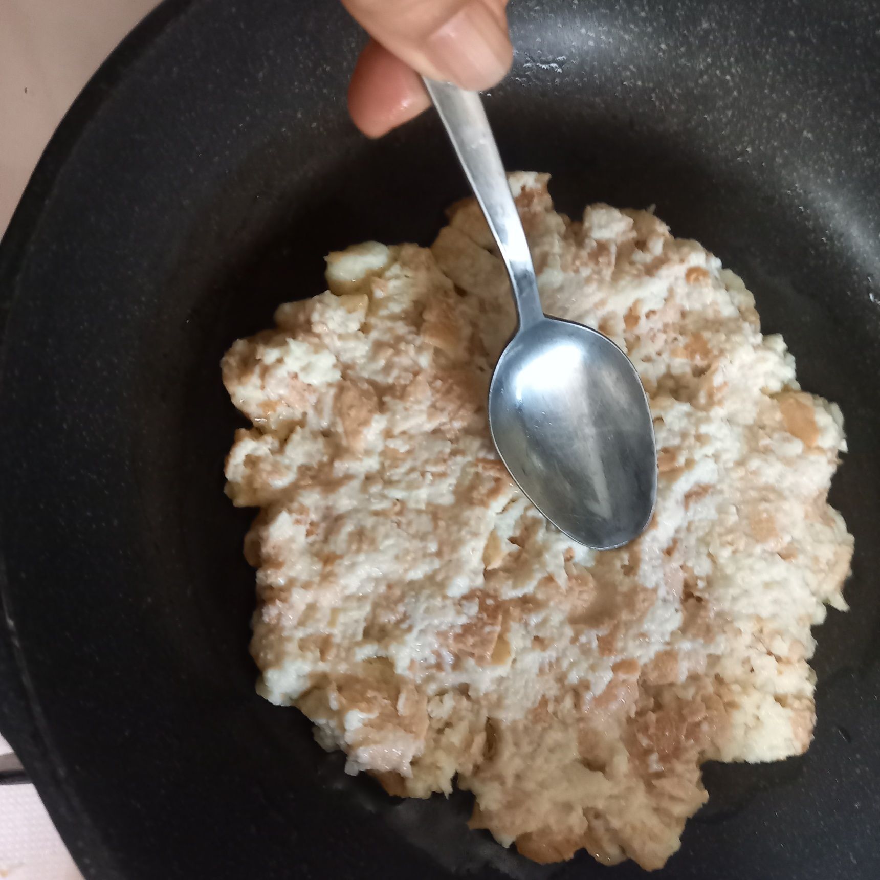 小麦粉を入れて混ぜ、まとめてフライパンで焼く