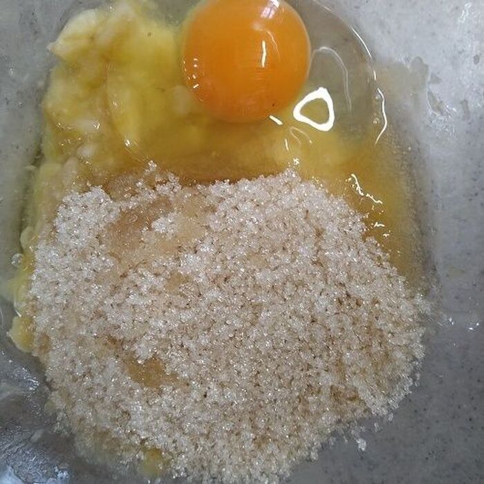 卵と砂糖を加える
