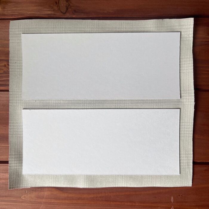 外側を作ります。厚紙を布に貼ります。