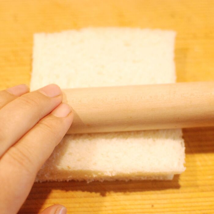 パンを半分の厚さにすると巻きやすいです