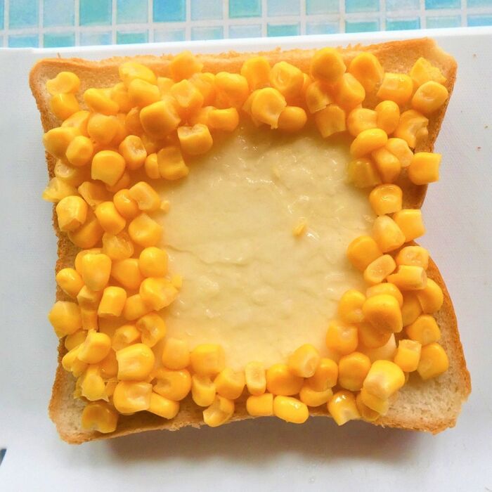 食パンに溶けるチーズ＆コーンを乗せる。