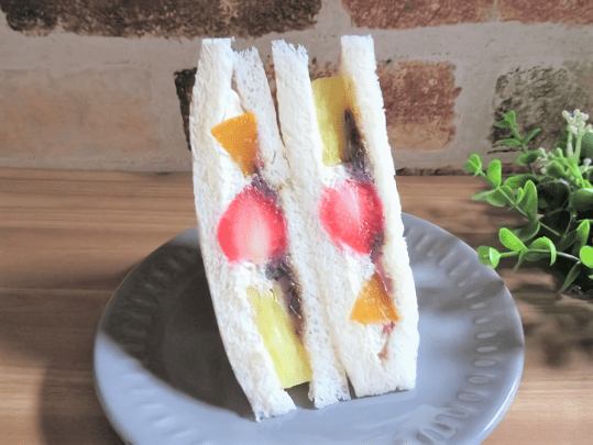 【ローソン】おもち×パンで新食感!ありそうでなかったあんみつサンドイッチを実食レポ♪