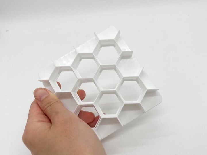 【ダイソー】六角形の穴がおいしさの秘密!?謎プレートがおうちカフェで大活躍!