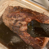 タレに漬け込むローストビーフ♪