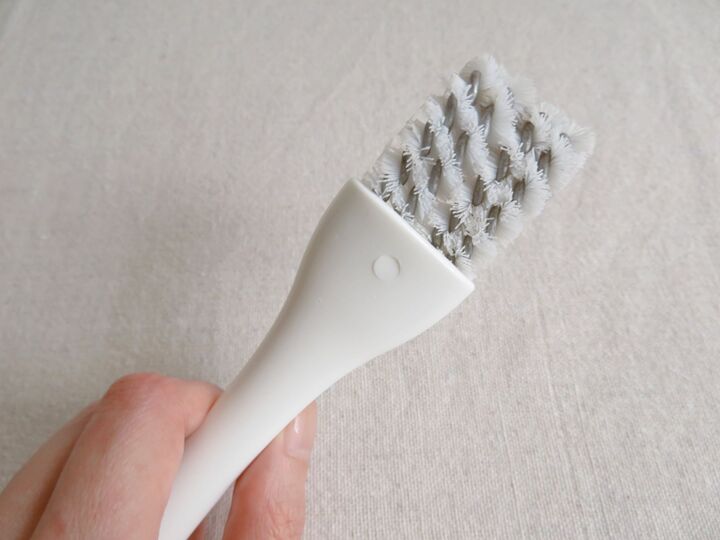 【ダイソー】地味にスゴいブラシ発見!あの掃除が超面倒なアイテムがラクに洗える♪