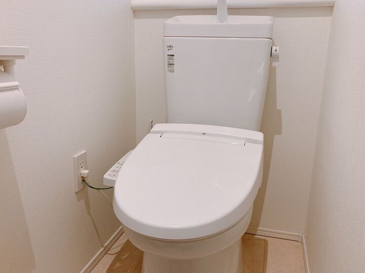 【セリア】100均グッズで非接触トイレ化!?お掃除もめちゃスムーズに♪
