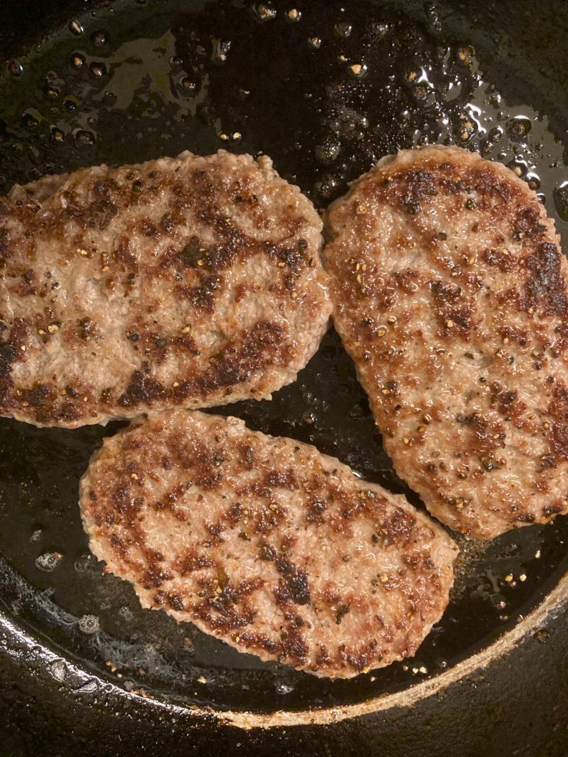 ブラックペッパーを多めに振って両面良く焼きます♪