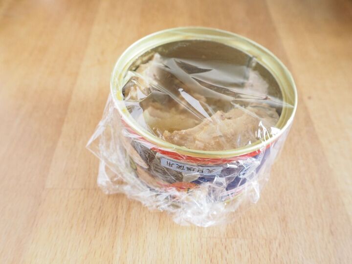 あ!やっちゃってた…缶にラップして冷蔵庫はNG?!開けた缶詰の正しい保存方法とは?