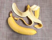 食べ終わったバナナの皮、捨てないで！驚きの活用法があるんです♪