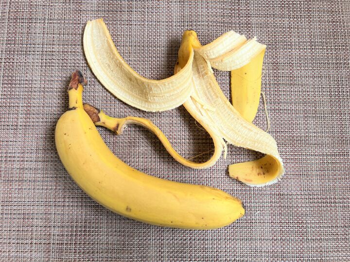 食べ終わったバナナの皮、捨てないで！驚きの活用法があるんです♪