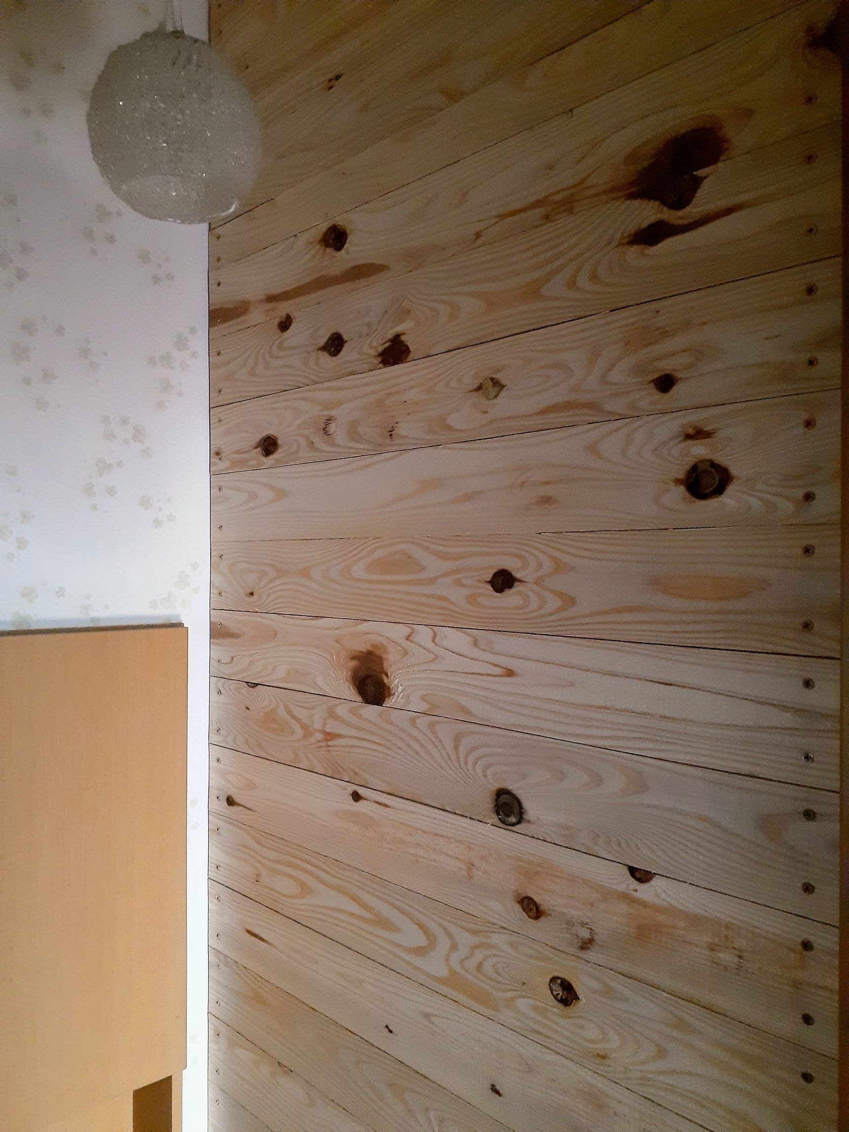 ②カットした木材を壁にネジで打ち付けていく。