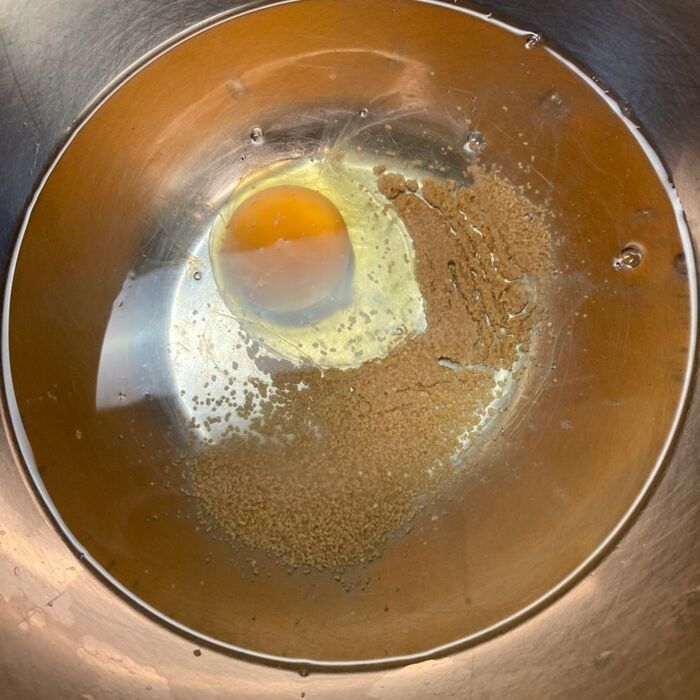 ボールに水と卵、だしの素を入れて混ぜ合わせます