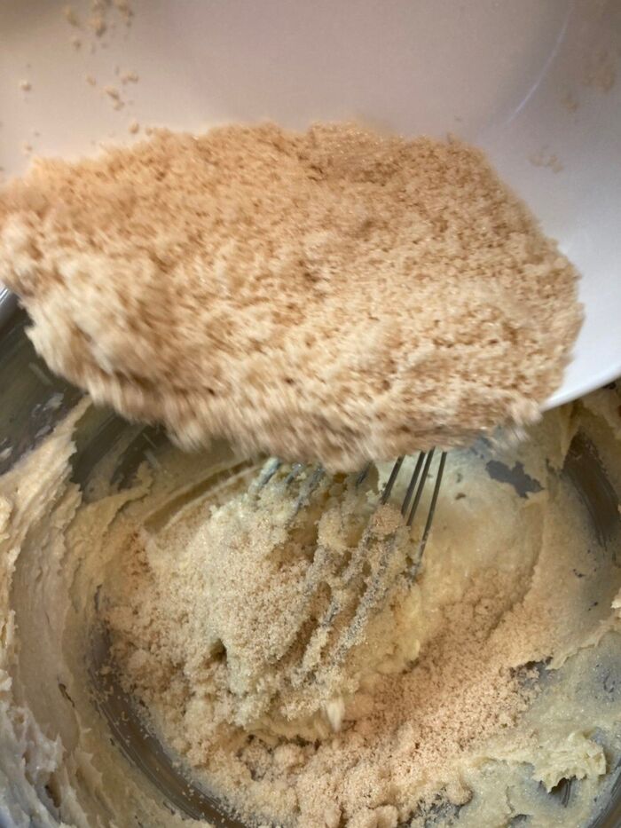 ふんわり柔らかくしたバターに砂糖を少しずつ入れて混ぜ合わせる