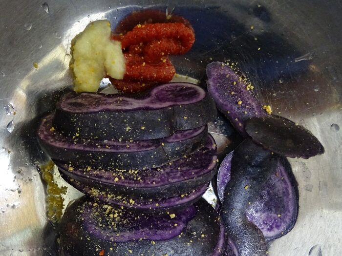 トマトペーストMUTTIに、ニンニク、オリーブオイル、海老塩、黒胡椒