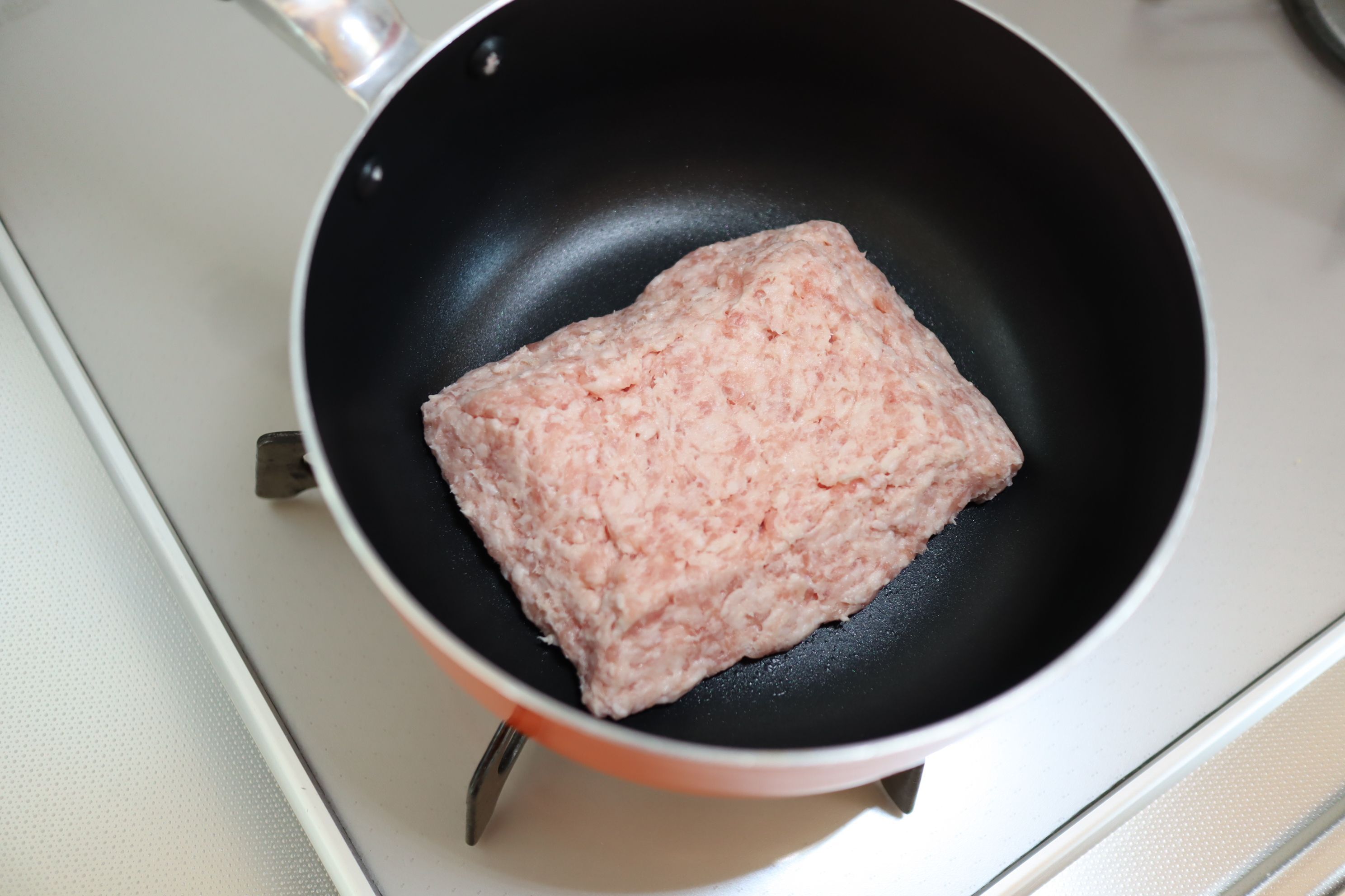 フライパンを熱して温まったらひき肉を入れて炒める コツ1