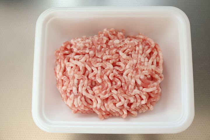 こりゃラクだわ♪忙しい人の味方!SNSでバズりまくりの「豚ひき肉かたまり焼き」【やってみた】