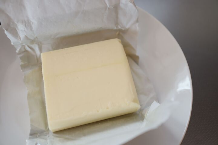 これは思いつかなかった!!包丁を汚さずバターを小分けにする方法って?【やってみた】