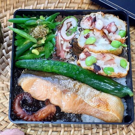 鮭弁当ではありません…しっとりつるつる焼き魚と手作りさつま揚げ弁当！美味しい！！！