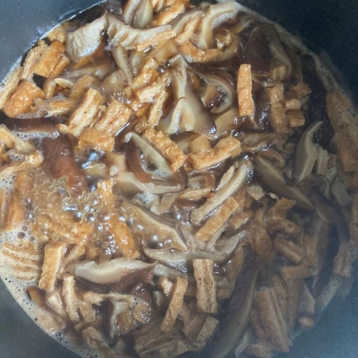 干し椎茸と稲荷揚げ、かんぴょうは醤油で甘辛く煮ます