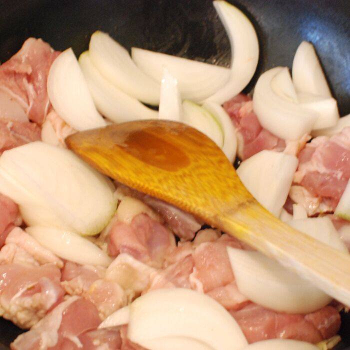 玉ねぎをフライパンに入れて、更に炒めます
