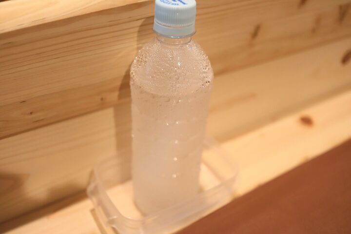 なぜ?どうして?「ペットボトルで除湿する裏ワザ」やってみたらすごかった!