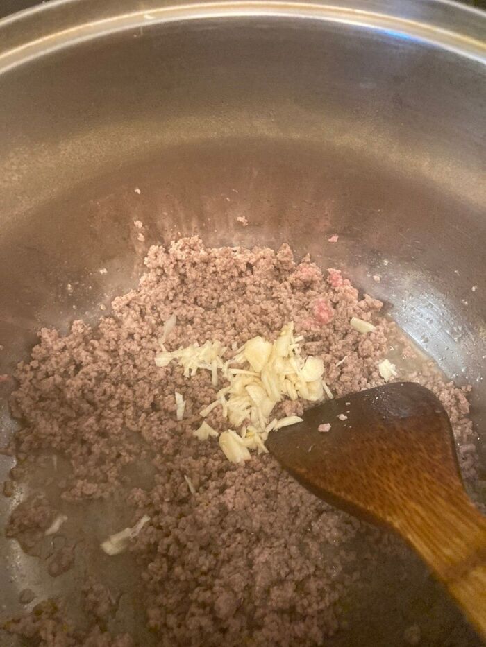 ひき肉とニンニクのみじん切りを炒めます