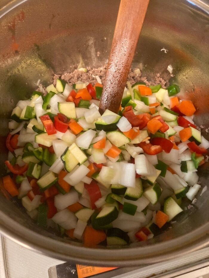 オリーブオイルを少々入れて他の野菜も炒め塩コショウします♪