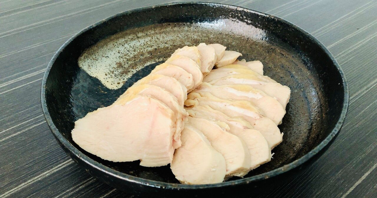 週に一度のリセット飯】鶏むね肉を茹でたら一石二鳥！絶品スープも完成 