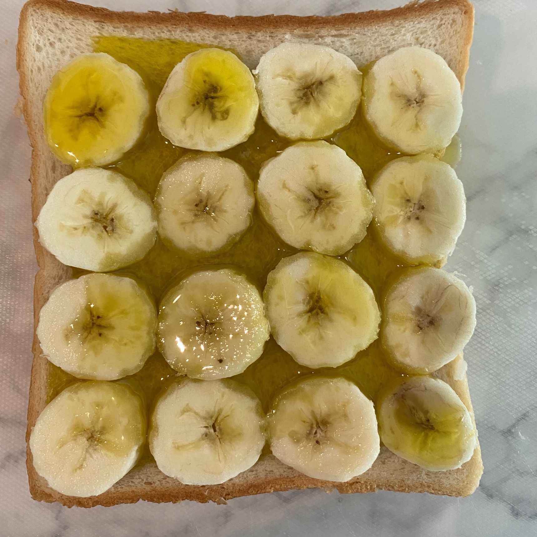 1 食パンにバナナをのせる