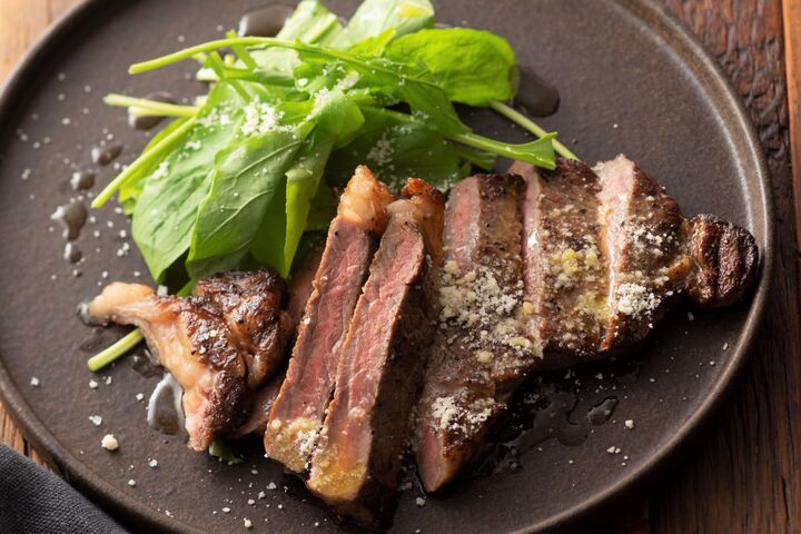 うま♡パスタ世界一シェフが教える「小さじ2杯かけるだけで、安い肉が熟成肉の味わいになる裏ワザ」がめっちゃすごい!