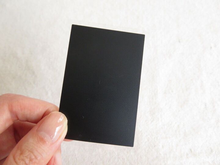 【ダイソー】謎のブラックカードの正体は?実は、猛暑のスマホの“困った”をレスキューする便利グッズ