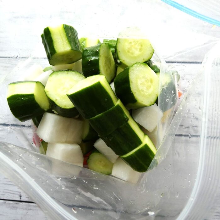 野菜を一口大にカットし、袋に入れる。