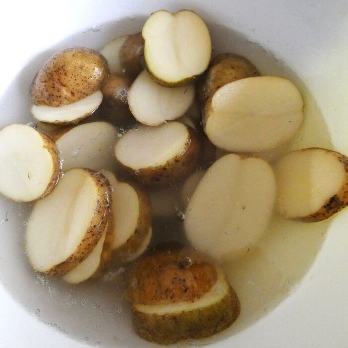 ジャガイモを、1～1.5cm幅に輪切りにし、水にさらす。
