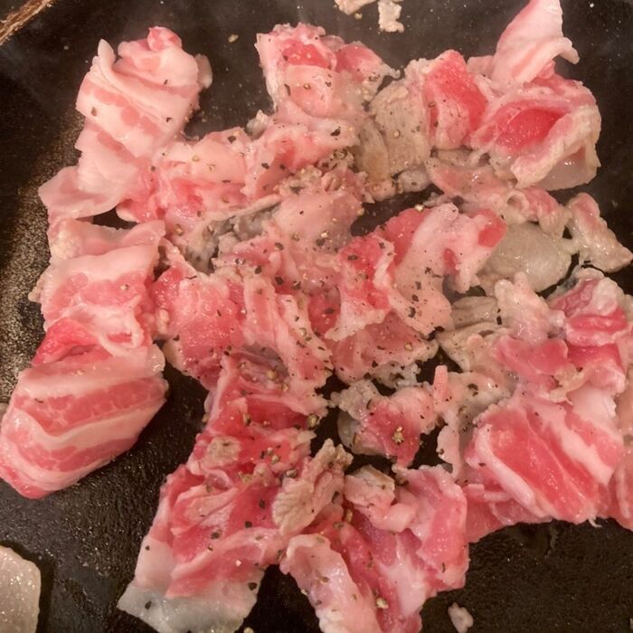 豚の三枚肉を小口に切って油を敷かずにカリカリに炒める