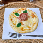 モッツァレラさけるチーズを耳に入れてオリーブオイルを塗る…耳まで美味しい簡単ピザとサラダ（白ゴーヤ）
