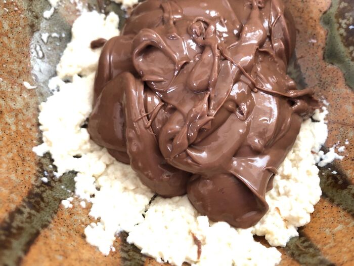 豆腐に溶かしたチョコレートを入れ混ぜます
