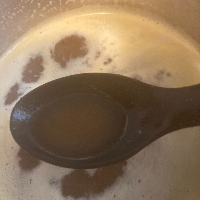 別鍋にお湯とカレールウを溶かしておきます