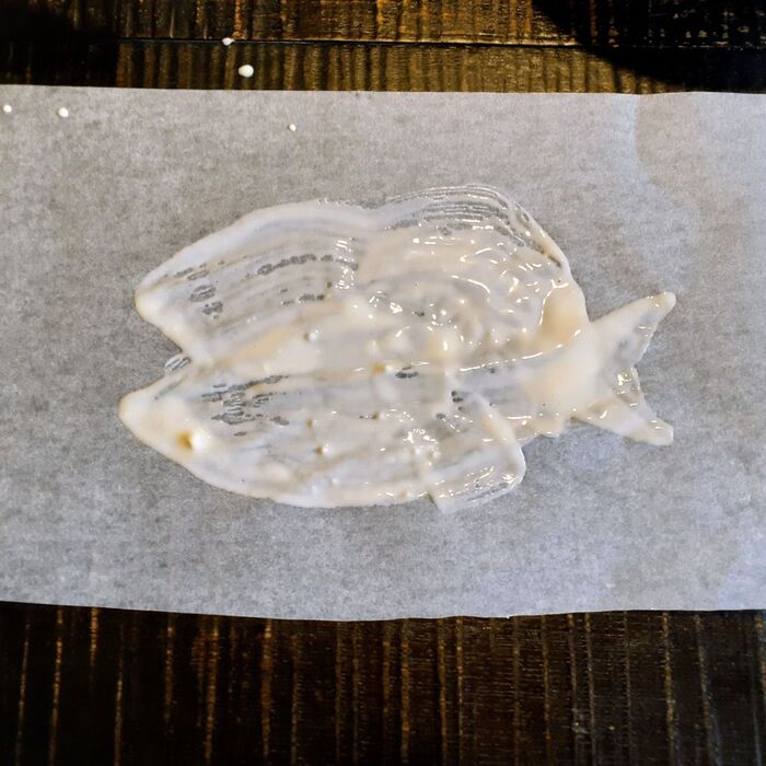 ①クッキングシートに水溶き小麦粉でお魚の形を描く。