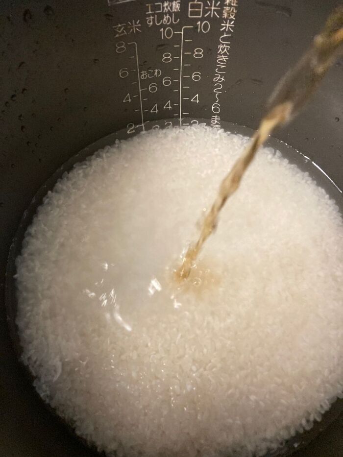 研いだお米に通常の水加減で白だしを加える