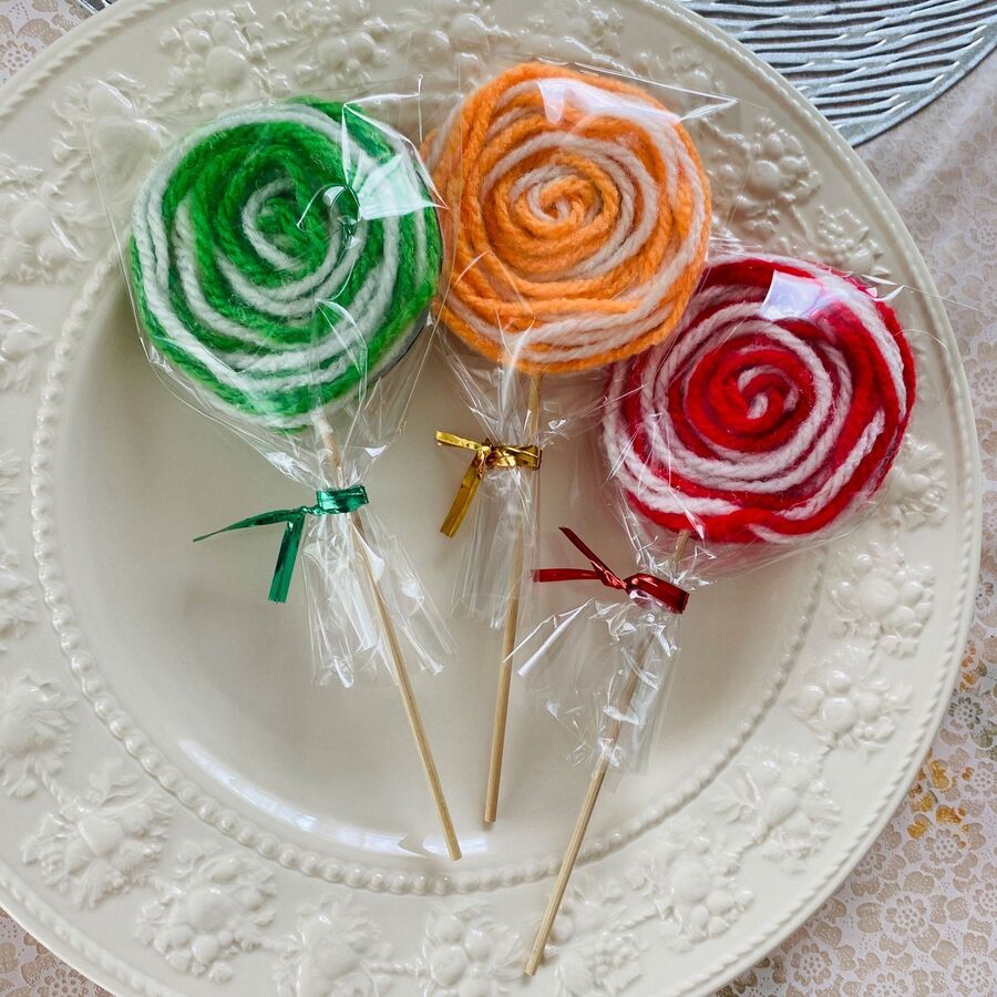 編まないよ 巻くだけ 毛糸で作るメロン味 オレンジ味 リンゴ味のペロペロキャンディ風 暮らしニスタ 編まないよ 巻くだけ 毛糸で作るメロン味 オレンジ味 リンゴ味のペロペロキャンディ風 暮らしニスタ