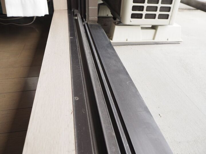 べランダの掃き出し窓の「溝」が一発でキレイになった!【やってみた】