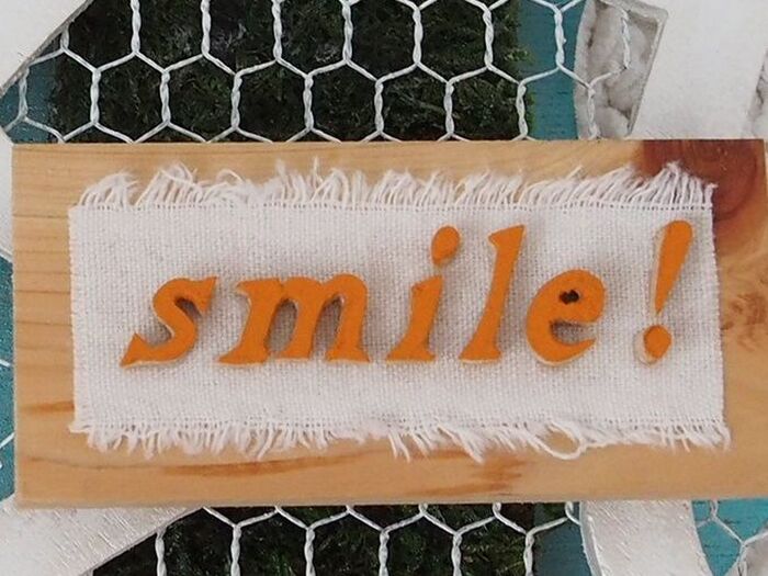 ①糸鋸で、MDFパネルを「smile 」字にカットし、オレンジ色に着色